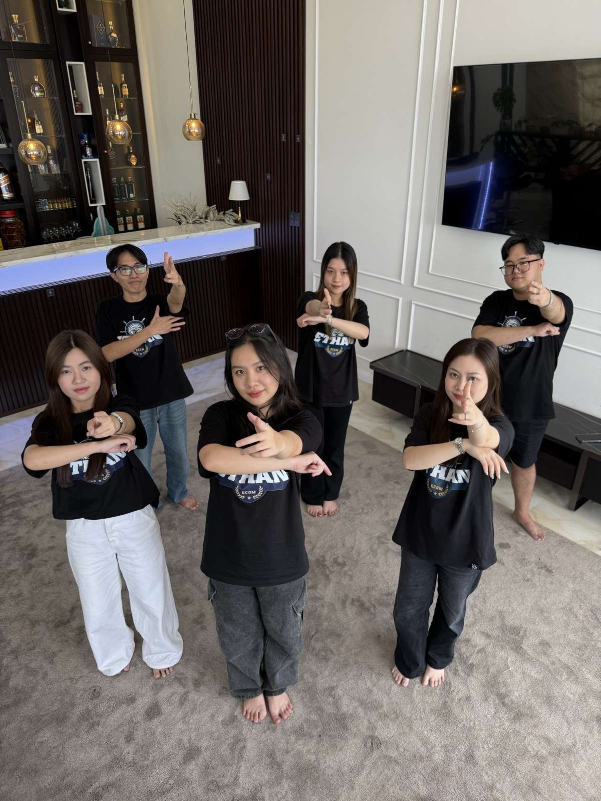 Đội ngũ Ethan cùng nhau xem lại kết quả công việc
