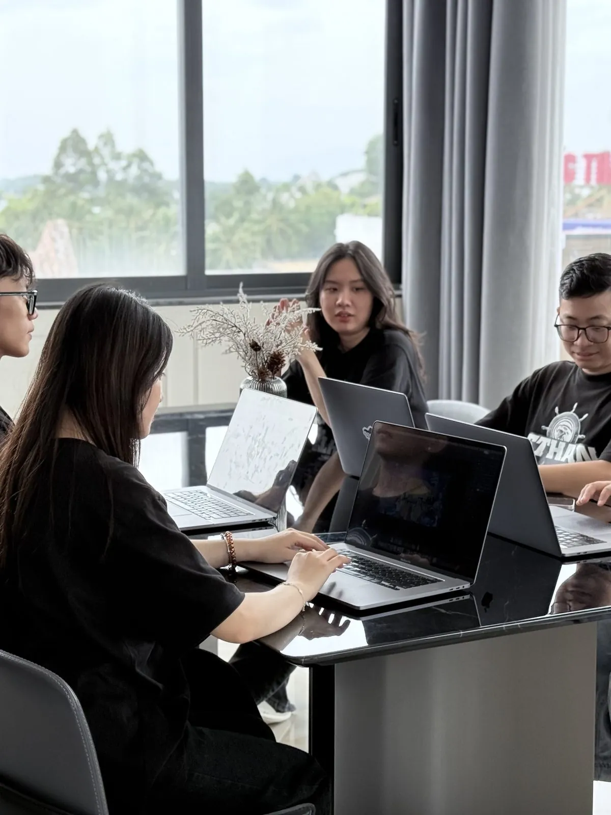 Đội ngũ Ethan Ecom cùng nhau làm việc bền bỉ