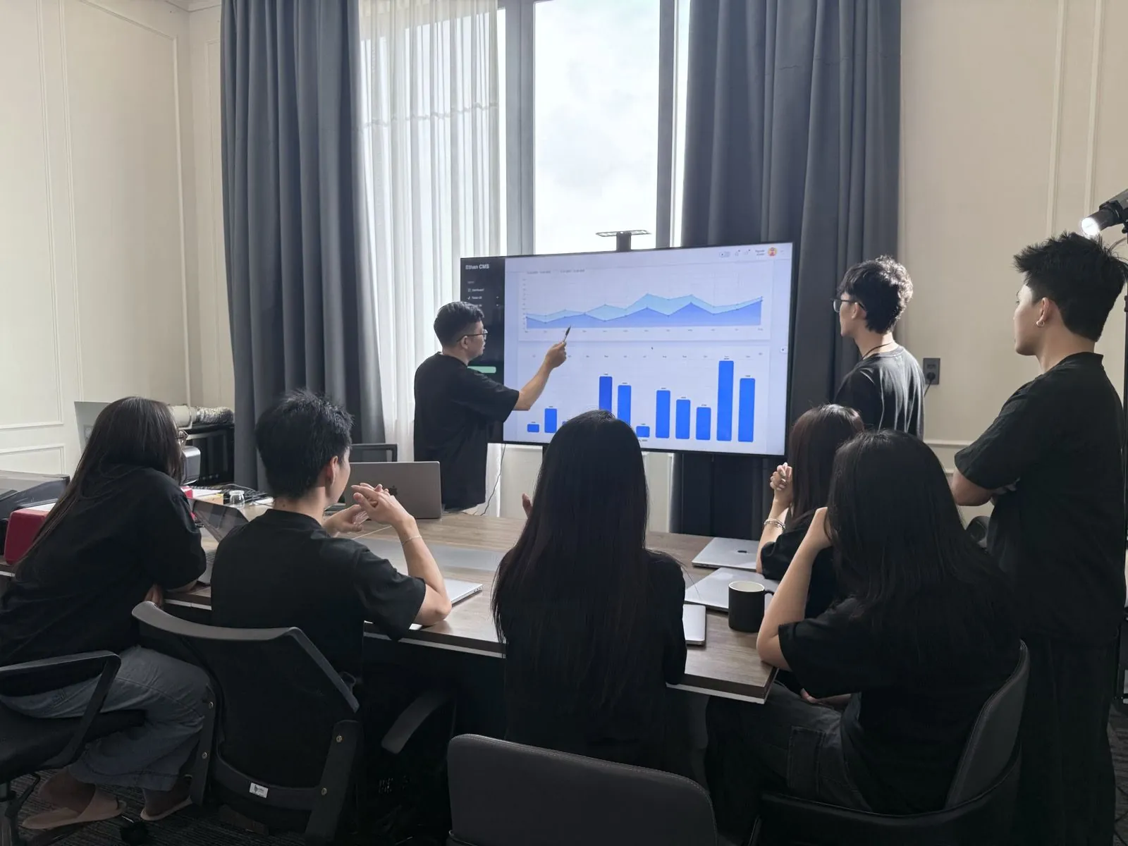 Designer Ethan ứng dụng AI trong công việc sáng tạo