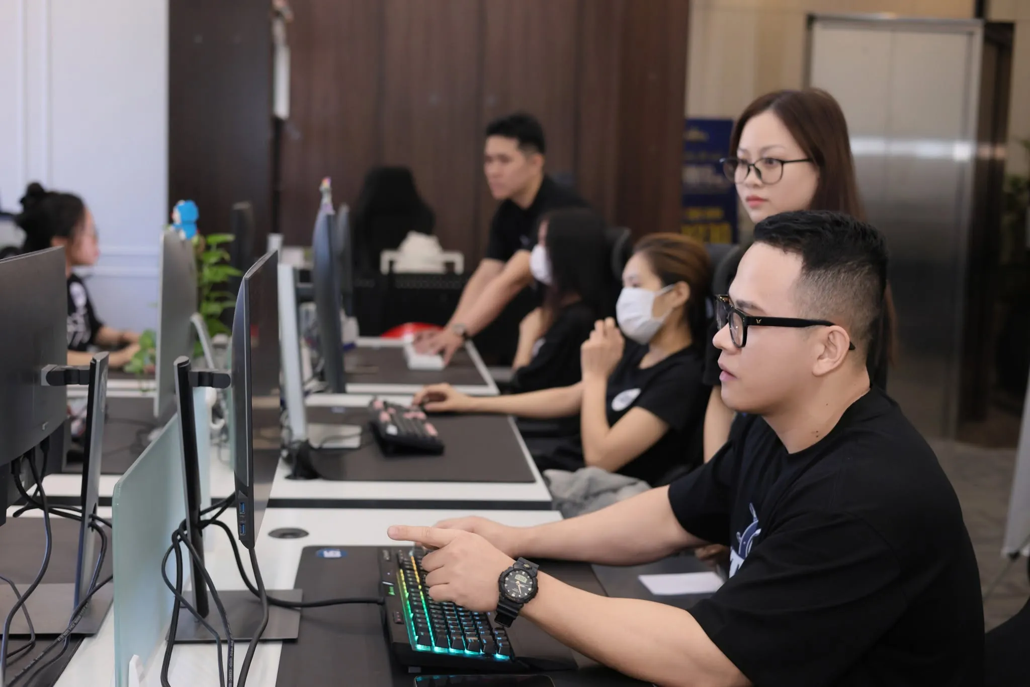 Đội thiết kế Ethan làm việc cùng nhau