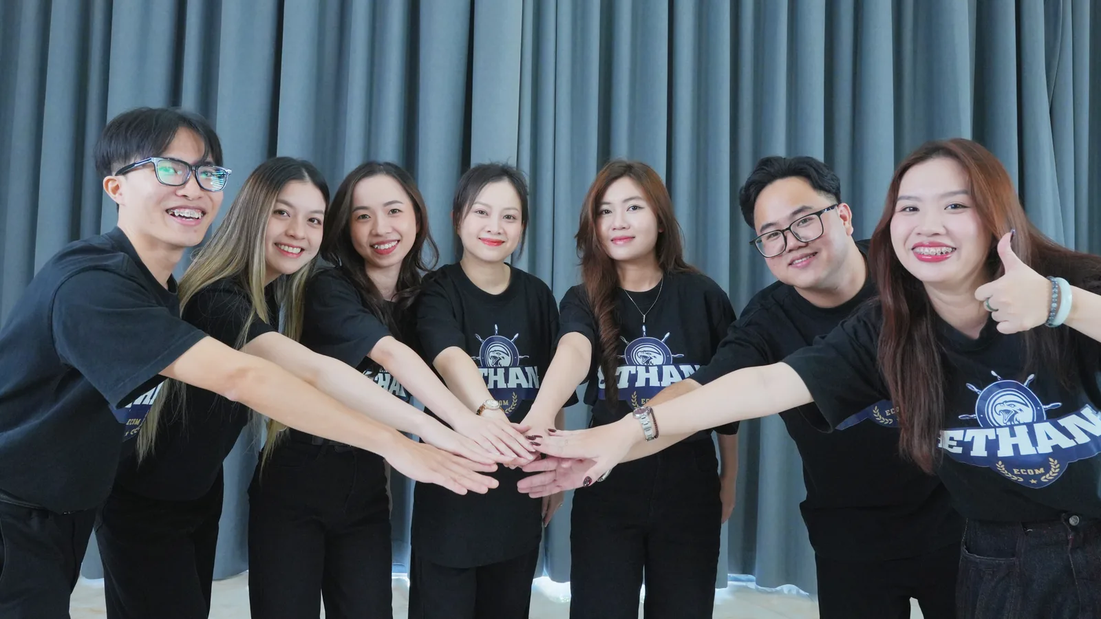 Đội ngũ Ethan Ecom chụm tay đồng lòng, quyết tâm bền bỉ