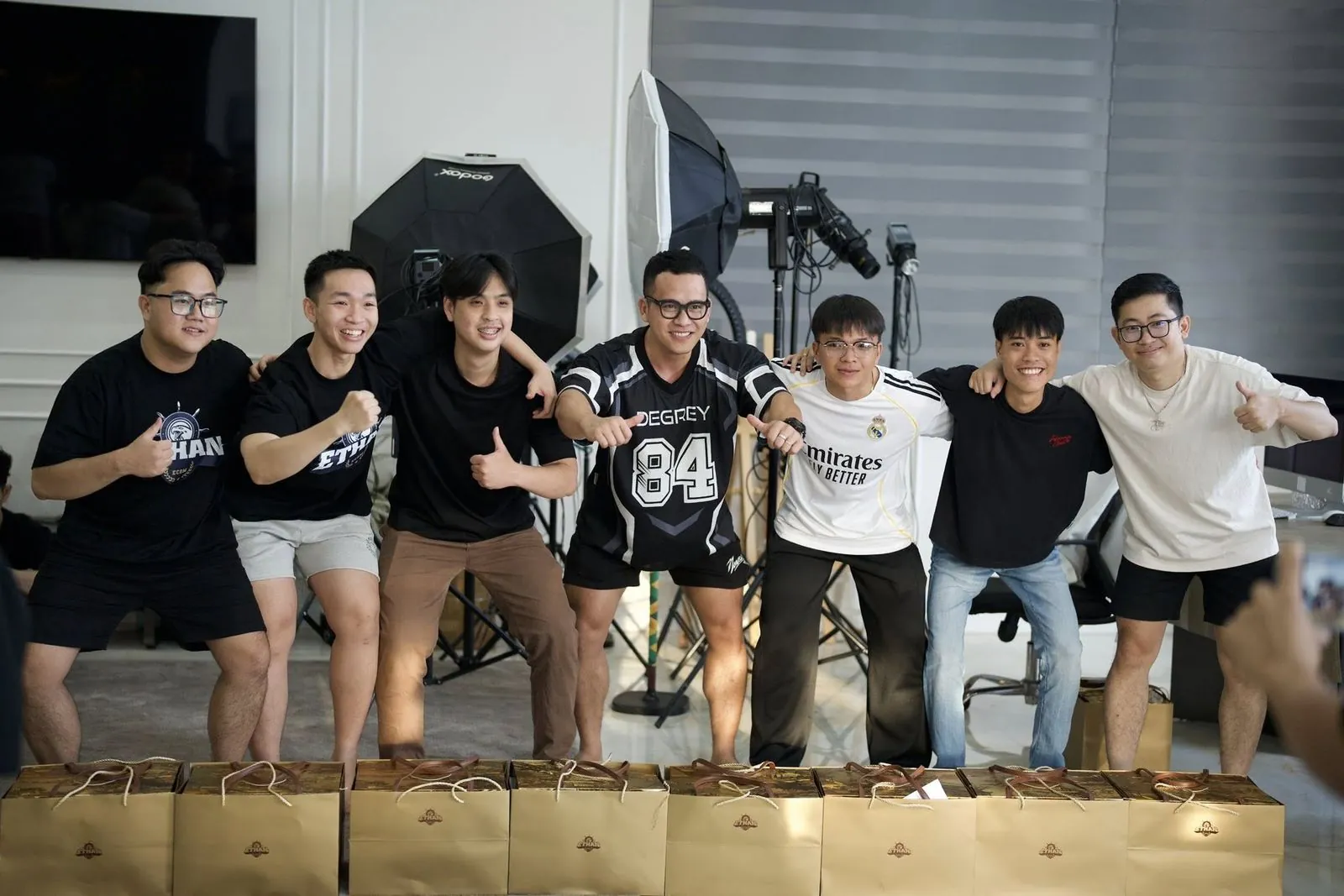 Đại gia đình Ethan Ecom trong buổi tất niên trước kỳ nghỉ Tết