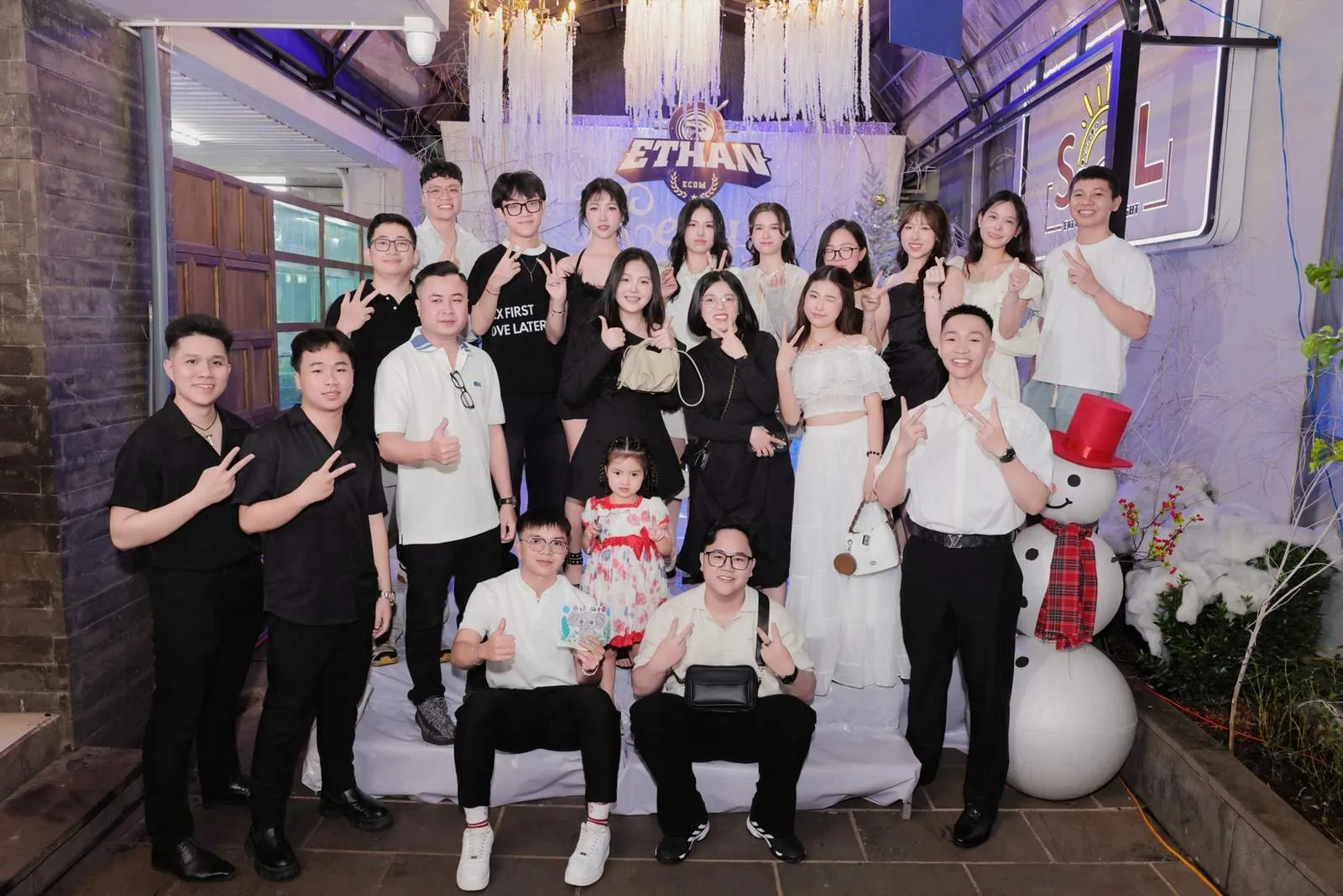 Các thành viên Ethan Ecom check-in trước giờ khai tiệc