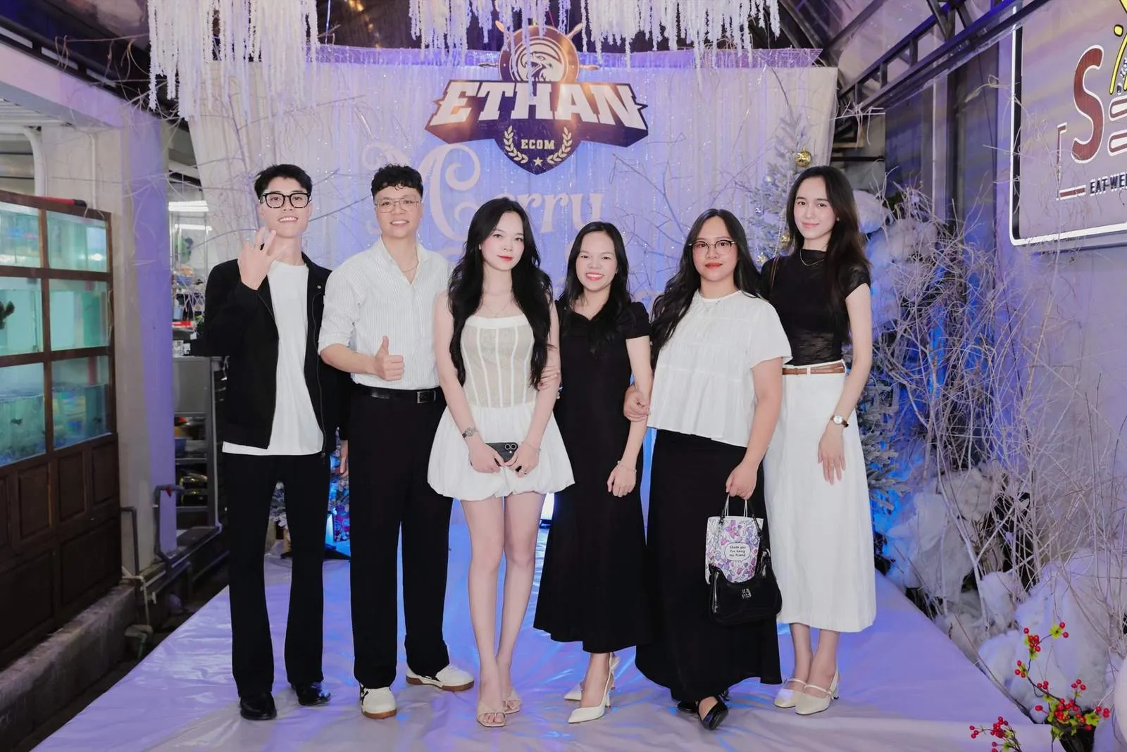 Tiết mục văn nghệ bùng nổ trên sân khấu đêm Giáng sinh Ethan Ecom