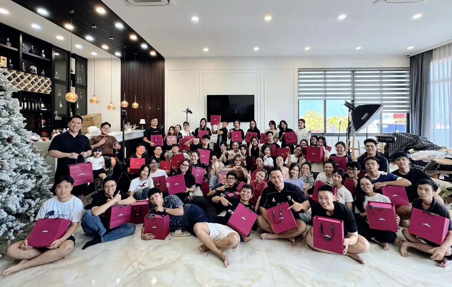 Đội ngũ Ethan Ecom quây quần bên nhau dịp Trung Thu 2025