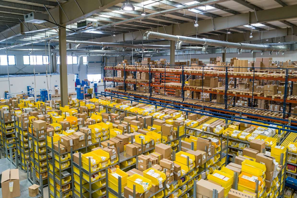 Kho hàng FBA với hàng nghìn thùng hàng chuẩn bị giao cho khách Amazon
