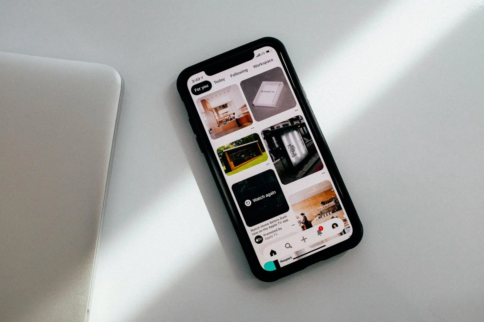 Người dùng lướt mua sắm sản phẩm POD trên điện thoại