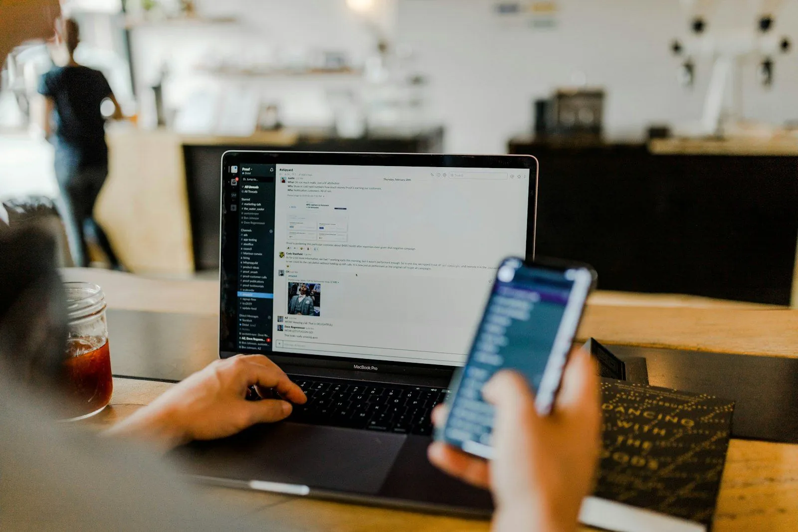 Seller vận hành gian hàng TikTok Shop trên điện thoại và laptop