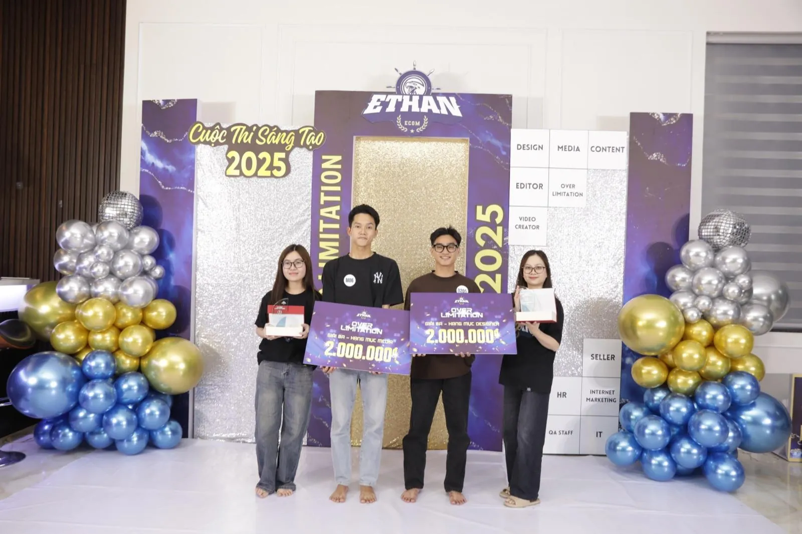Các thí sinh đoạt Giải Ba hai hạng mục Media và Design cầm bảng vinh danh trước backdrop cuộc thi