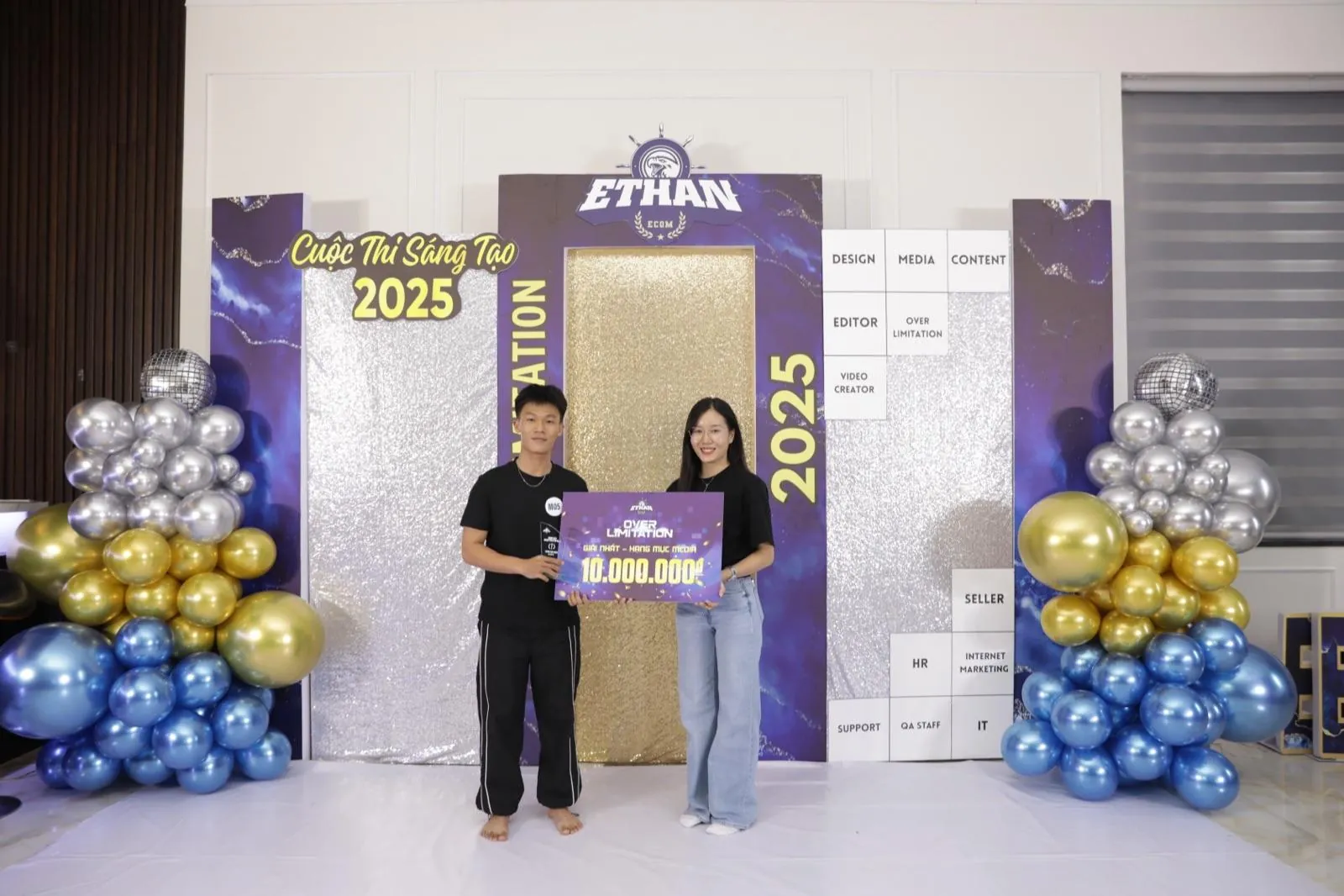 Nguyễn Trần Bảo Khang (M05) nhận bảng Giải Nhất hạng mục Media trị giá 10.000.000đ trước backdrop Ethan Ecom