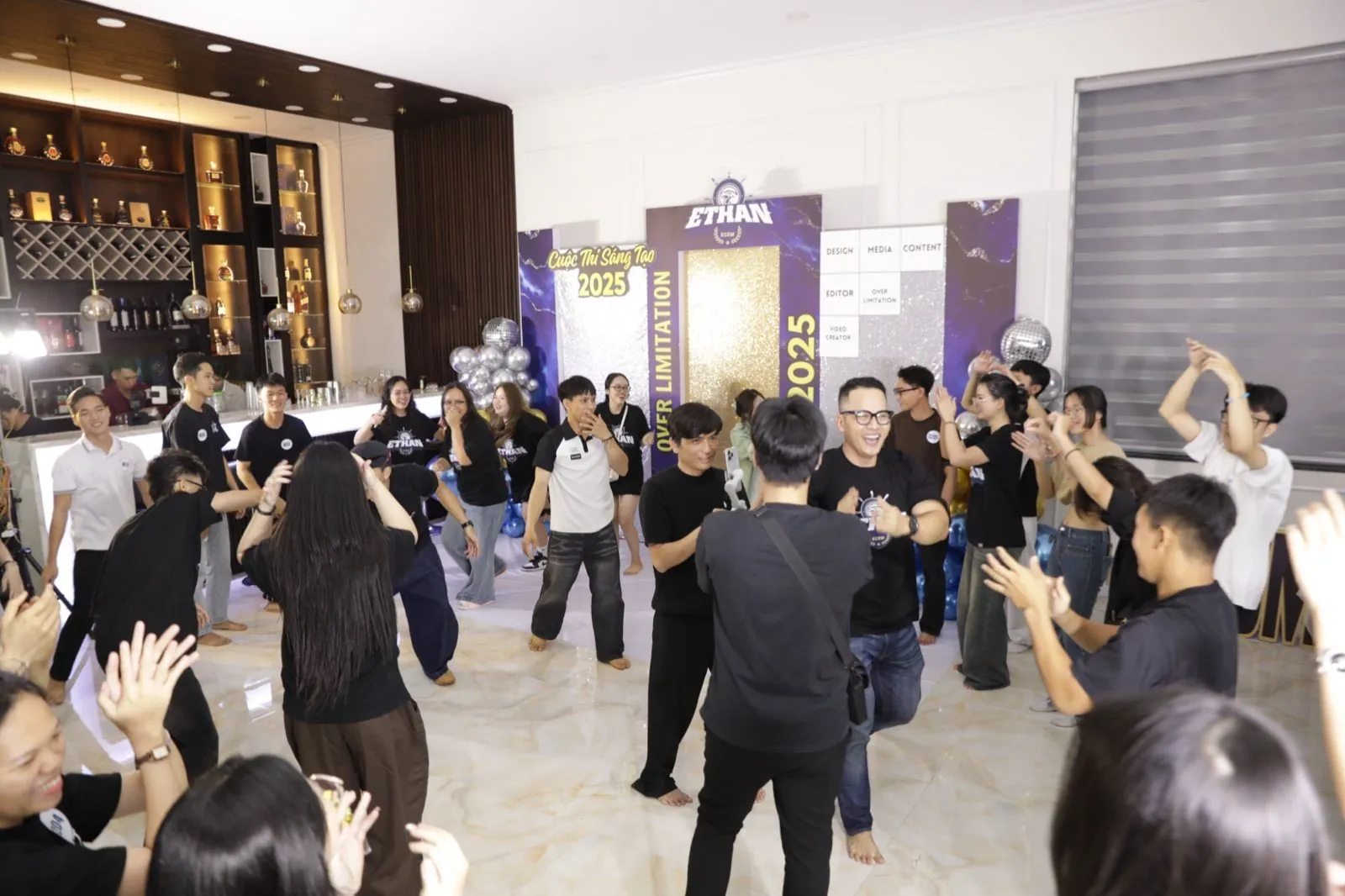 Cả đại gia đình Ethan quây quần nhảy múa, cổ vũ trước backdrop ETHAN ECOM Over Limitation 2025