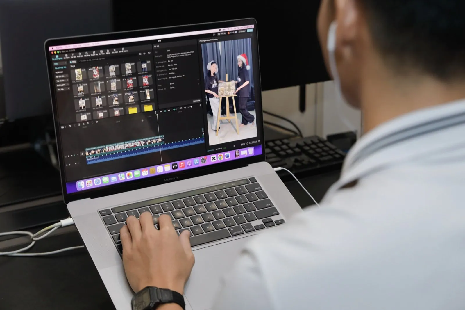 Thí sinh dựng clip sản phẩm trên timeline phần mềm biên tập video