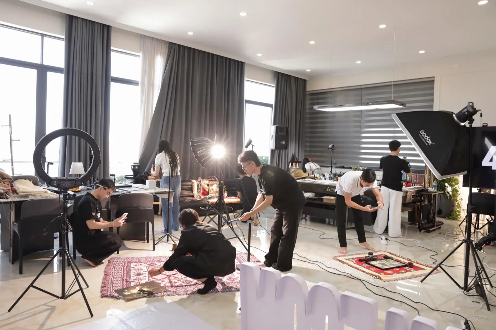 Cả một phim trường thu nhỏ với ring light và softbox được dựng lên cho phần thi Media
