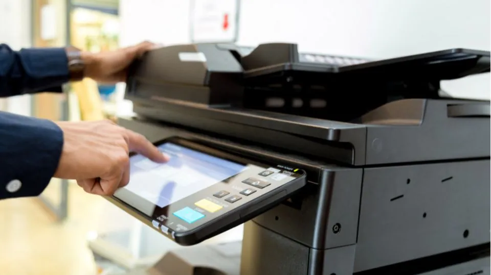Nhân viên vận hành máy in giấy tại xưởng Ethan Ecom